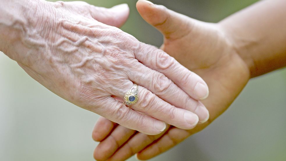 Händeschütteln oder lieber nicht? Diese Frage stellt sich aus hygienischen Gründen. Foto: Anspach/dpa