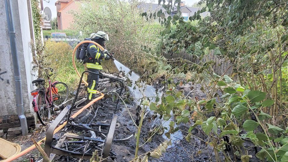 Beim vergangenen Einsatz an diesem Schuppen musste Unrat hinter dem Gebäude gelöscht werden. Foto: Wolters/Archiv