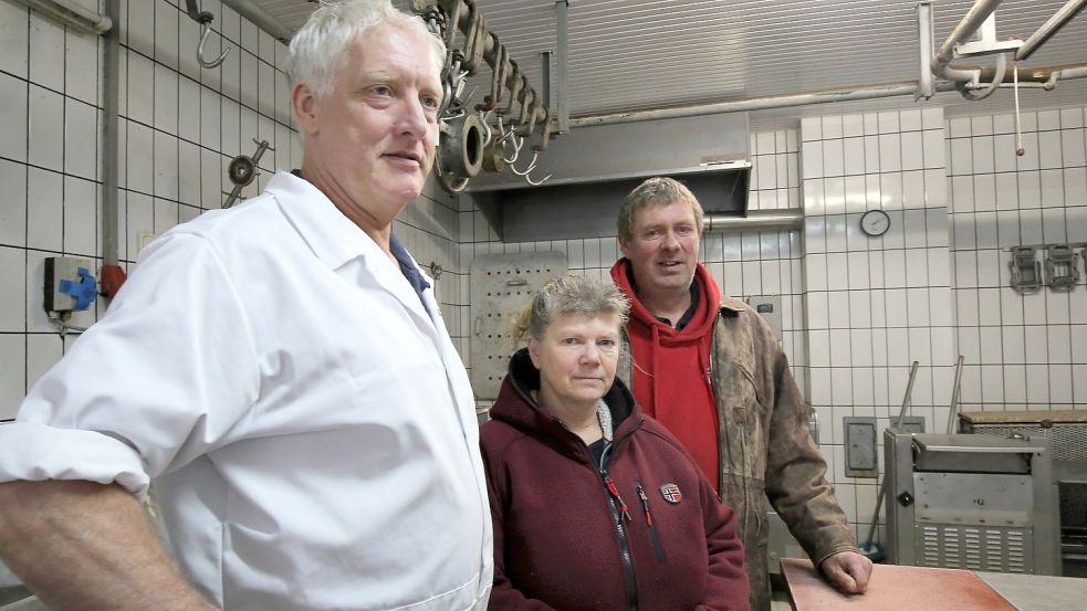 Daniela und Mimke Rohden unterstützen Erwin Weber (links). Für sie gehört die Hausschlachtung im Nachbarort zum Tierwohl dazu. Foto: Böning