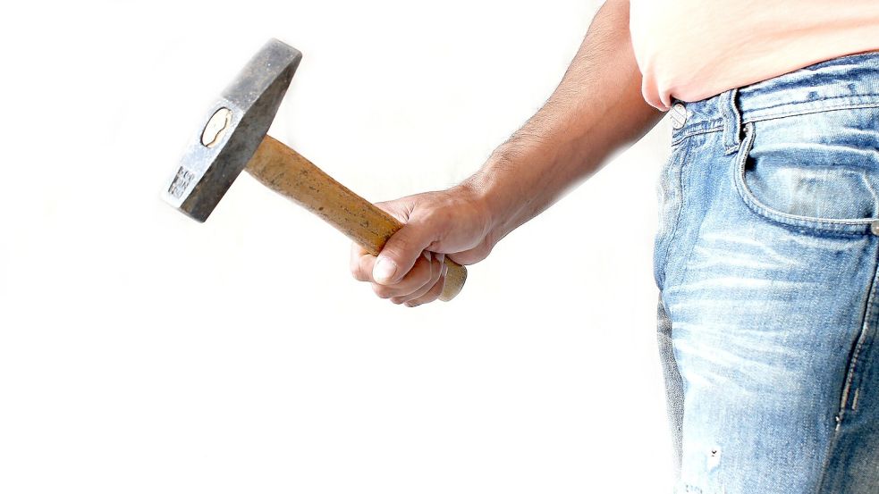 In Emden wurde schon einmal ein Messbeamter mit einem Hammer bedroht. Symbolfoto: Pixabay