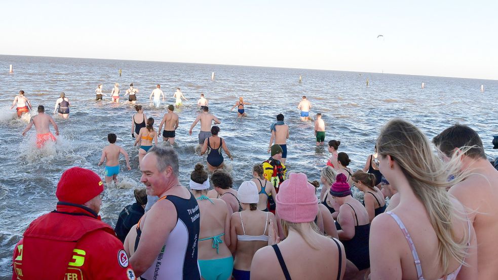 Mehr als 50 Mutige waren am Freitagvormittag beim Anbaden in Norddeich. Fotos: Wagenaar