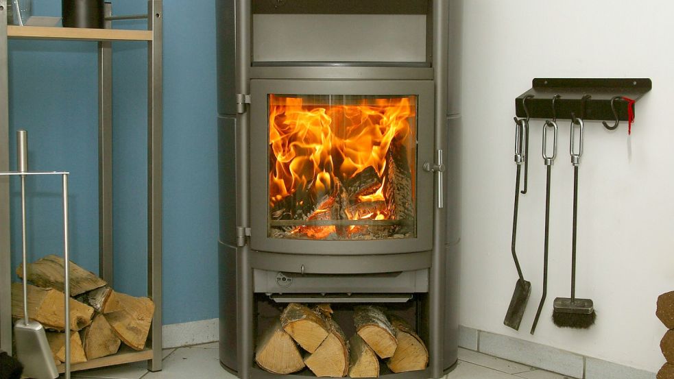 Kaminöfen, die vor dem 22. März 2010 in Betrieb genommen wurden, müssen bis Ende 2024 ausgetauscht oder aufgerüstet werden. Foto: IMAGO Images/HRSchulz