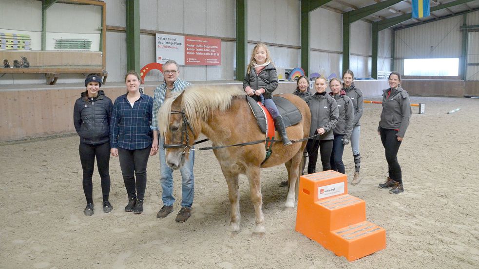 Tjalda Krause (auf Pferd „Nino“) nimmt zusammen mit ihrer Mutter Ilka (rechts) normalen Reitunterricht in Loppersum. An zwei Tagen pro Woche ist die Mutter zudem beruflich für die Hippo-Therapie vor Ort. Die Zügelführerinnen (hier Jolina Meyer) und die weiteren Vereinsmitglieder unterstützen das Angebot ehrenamtlich. Zu ihnen zählen unter anderem Wiebke Hoffmann (von links), Dana Schoneboom, Jörg Appel, Nicole Bartonek, Nina van Hove und Jorid Appel. Foto: Hillebrand