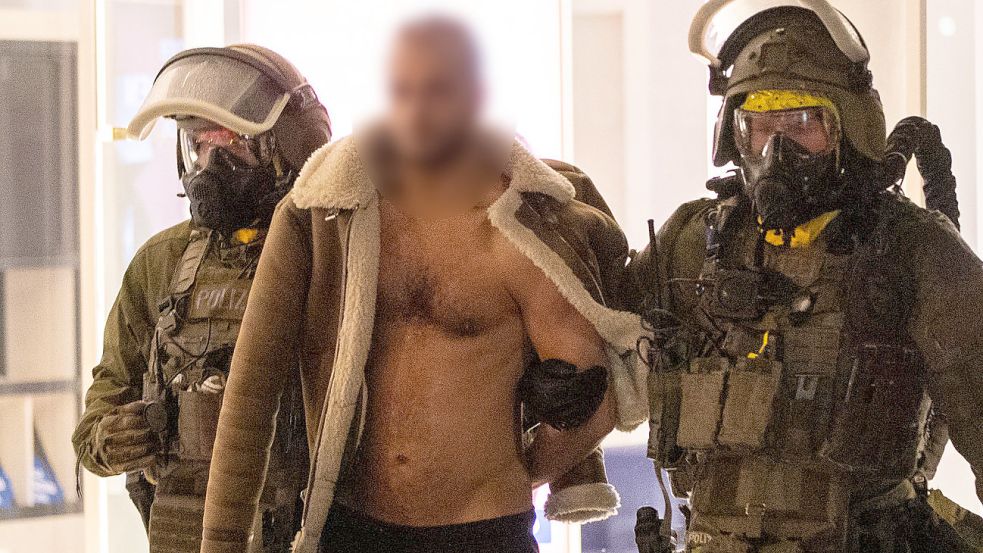 Beim nächtlichen Polizei-Großeinsatz in Castrop-Rauxel wurde ein mutmaßlicher Islamist aus dem Iran abgeführt. Foto: WTVnews/DPA