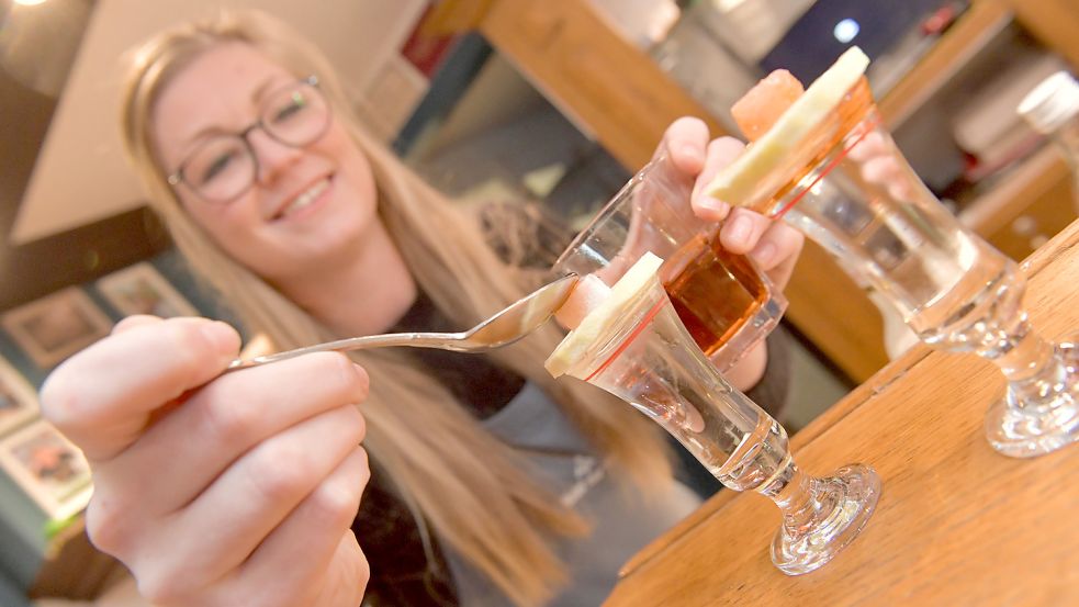 Sabrina Schröder bereitet im Hotel-Restaurant Zur Post einen Posti zu. Fotos: Ortgies