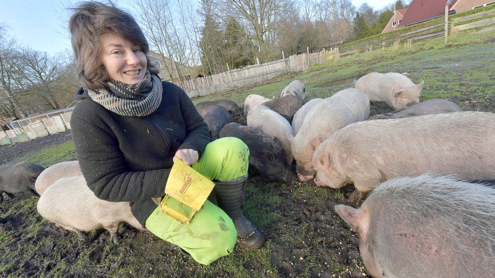 Jenny Conrads beim Füttern ihrer Minischweine. Rund 30 davon haben neben vielen anderen Tierarten Zuflucht auf dem Tierhof „Kleine Streuner“ gefunden. Fotos: Ortgies