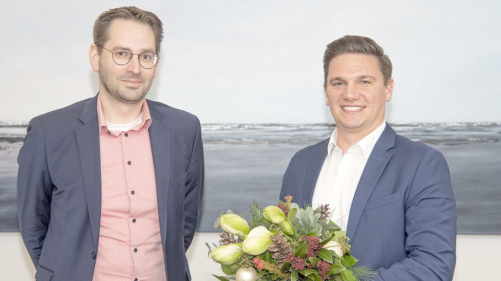 Kreisrat Sebastian Smolinski (links) gratuliert Jelto Müller, der ab dem 1. April die Geschäftsführung der „Wirtschaftsförderung Landkreis Aurich GmbH“ übernimmt. Foto: Landkreis