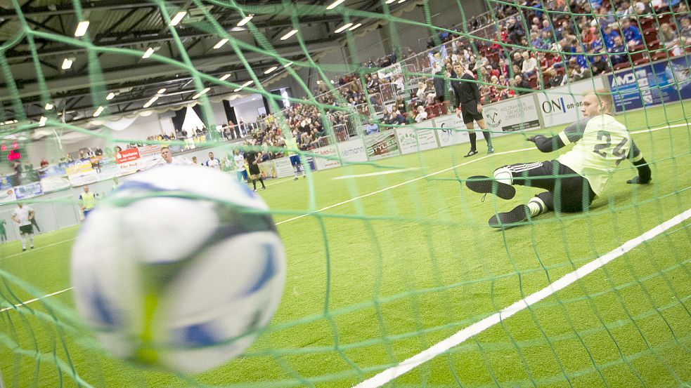Bei den Männer-Wettbewerben mussten zwei Viertelfinalpartien im Neunmeterschießen entschieden werden. Hier setzte sich Papenburgs U23 gegen Strücklingen durch. Foto: Doden/Emden
