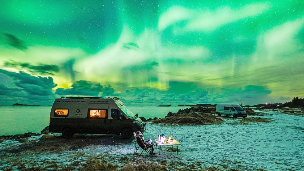 Ein atemberaubender Anblick der Polarlichter. Viele Menschen besuchen den Nordkap, um das Spektakel am Himmel zu sehen. Foto: FeuerQuell Fotografie