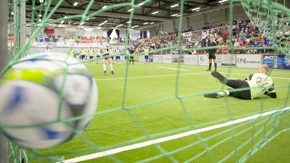 In der Sparkassen-Arena sahen die Zuschauer meist faire und interessante Spiele und manchmal auch spannende Entscheidungen vom Neunmeterpunkt (Foto). Doch am Freitagabend wurde es in einem der letzten Spiele unschön. Foto: Doden/Emden