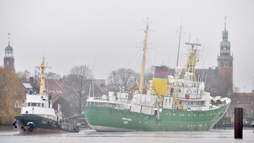 Am 9. Januar 2013 wurde die „Emsstrom“ aus dem Leeraner Hafen gezogen. Sie sollte nie zurückkehren. Foto: Wolters