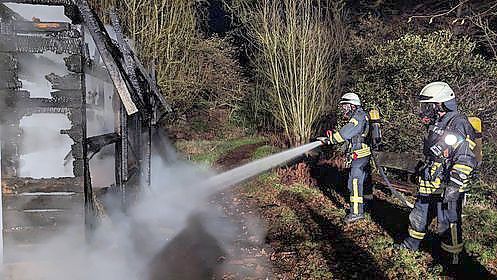 Feuerwehrleute waren in Ihren im Einsatz. Fotos: Bruns/Feuerwehr Westoverledingen