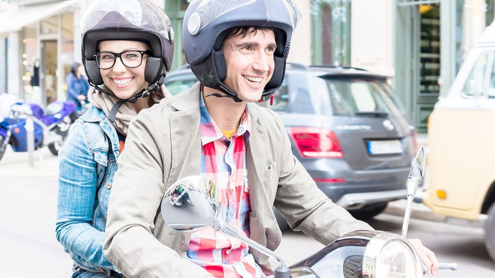 In den Niederlanden gilt nun auch für leichte Mopeds die Helmpflicht. Foto: Adobe-Stock/Kzenon