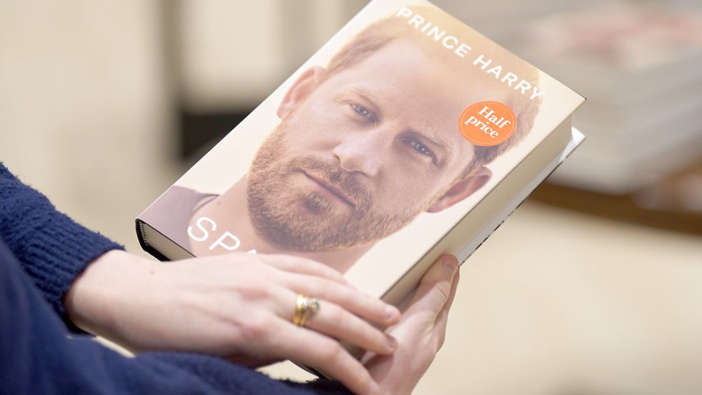 Eine Person hält ein Exemplar der neu erschienenen Autobiografie von Prinz Harry mit dem Titel „Spare“ bei der Buchhandlung Waterstones Piccadilly in der Hand.. Foto: PA Wire