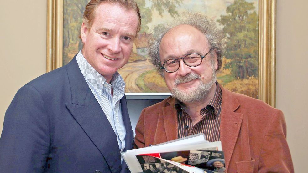 Jürgen Worlitz 2007 in London mit James Hewitt. Der rothaarige Reitlehrer von Prinzessin Diana steht im Dauerverdacht, Harrys wahrer Vater zu sein. In seinem Buch erinnert sich Dianas Sohn, Prinz Harry, an den verletzenden Moment, als sein Vater Charles zu ihm sagte: „Wer weiß, ob ich überhaupt dein richtiger Vater bin.“ Worlitz war mit Hewitt bestens bekannt und hat mehrere Homestorys bei ihm gemacht. Foto: Privat