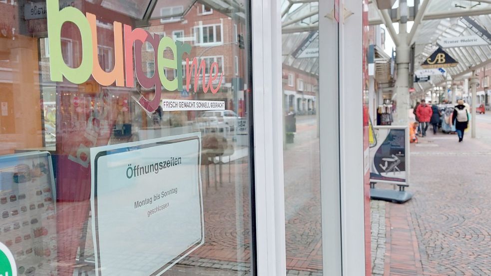 „Montag bis Sonntag geschlossen“ steht auf dem Schild an der Tür zur „Burger me“-Filiale an der Neutorstraße. Erst im November 2021 hatte das Fast-Food-Lokal eröffnet. Foto: Hanssen