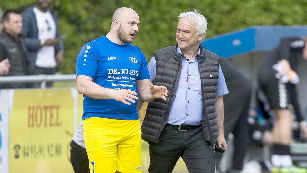 George Goguadze kehrte im Laufe der Rückserie der vergangenen Saison zum VfL Germania Leer (rechts 2. Vorsitzender Ferhat Özdemir) zurück. Foto: Doden/Emden