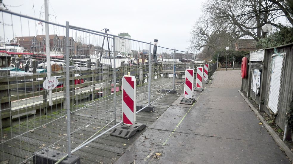 Am Leeraner Hafen gibt es weiterhin Absperrungen. Foto: Wolters