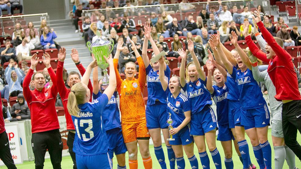 Da ist das Ding: Oberligist SV TiMoNo gewann den Aurich-Cup bei den Frauen. Foto: Doden/Emden