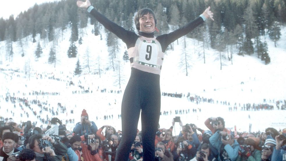 Nach ihrem Sieg im Abfahrtslauf bei Olympia 1976 war Rosi Mittermaier von Fotografen umringt. Foto: Imago