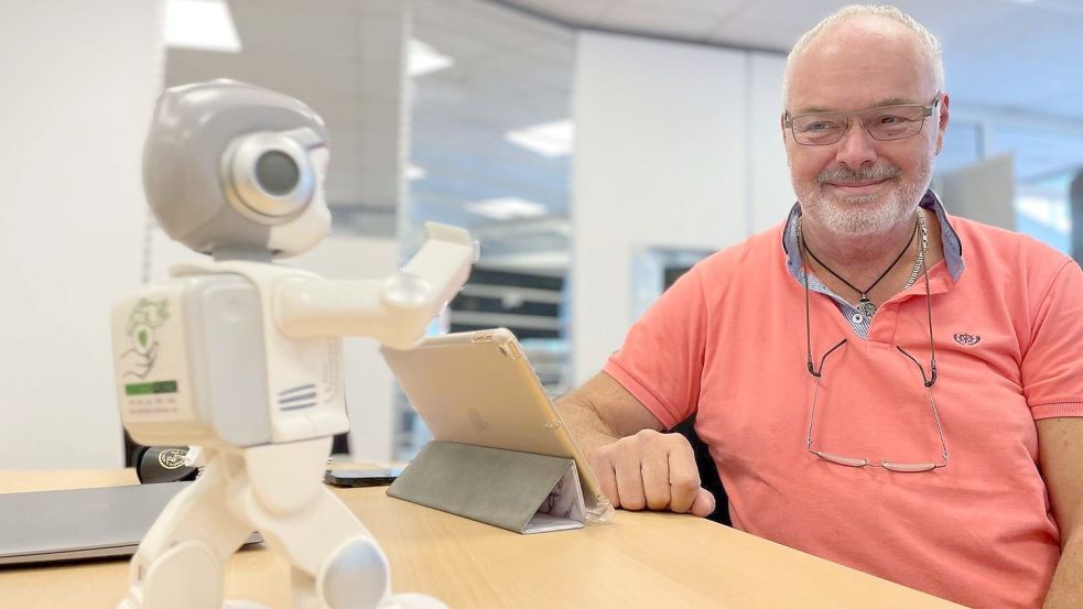 Rainer E. Becker hat im August im Auricher Pop-up-Store seine Roboter präsentiert.