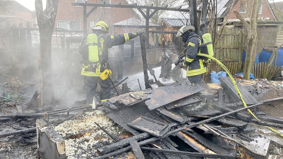 Die Einsatzkräfte der Feuerwehr löschen das verbrannte Holz ab. Fotos: Löschen