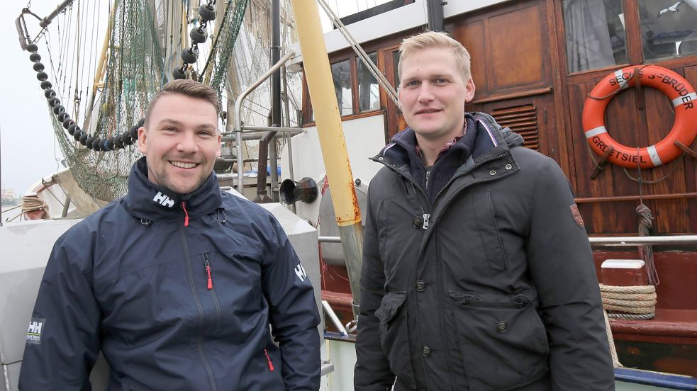 Hendrik van der Plög (links) und Freerk Looden sind 32 Jahre alt und fahren Chef auf ihren eigenen Kuttern. Foto: Böning