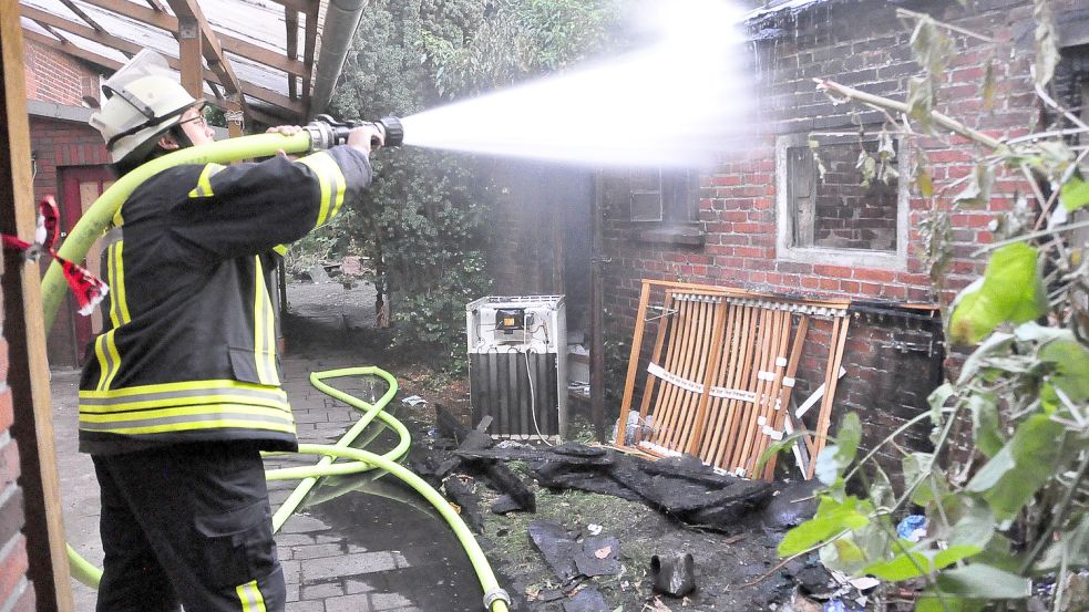 Mehrfach wurde die Feuerwehr schon zu dem Schuppen gerufen. Foto: Wolters/Archiv