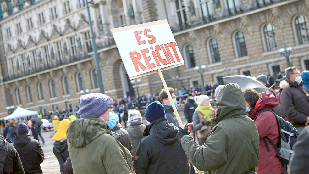 Demonstration von Corona-Maßnahmengegnern vor dem Hamburger Rathaus im März 2021. Foto: www.imago-images.de