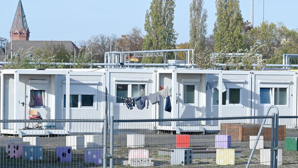 Die Container am Columbiadamm auf dem Tempelhofer Feld sind Unterkünfte für Geflüchtete. Die abgeschlossenen Wohneinheiten bieten Platz für mehr als 1000 Flüchtlinge. In Edewecht soll nun ein Container-Dorf für 480 Personen entstehen. Foto: Lena Lachnit/dpa