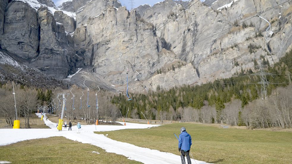Wegen der milden Temperaturen greifen viele Ski-Orte auf Schneekanonen zurück. Foto: dpa/KEYSTONE/Laurent Gillieron