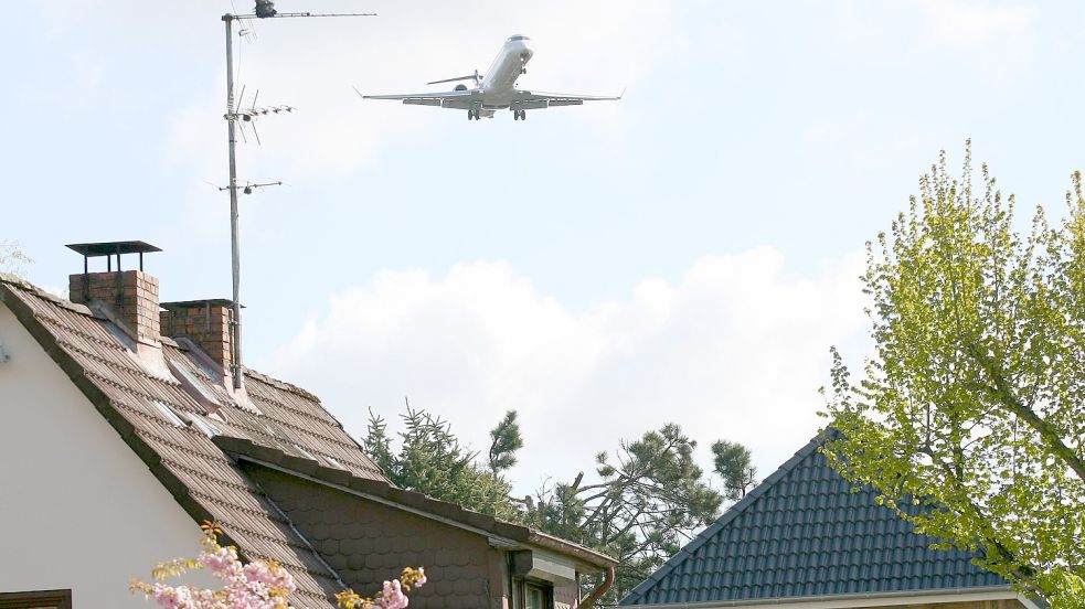 Ein Verkehrsflugzeug im Anflug auf den Stadtflughafen Hamburg-Fuhlsbüttel. Foto: imago stock&people