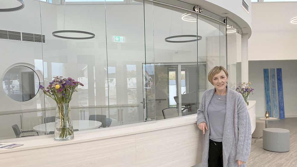 Projektleiterin und ab sofort Leiterin des Hospiz Christina Bitiq steht am Empfangstresen des Hospiz. Hiner dem Halbrund befindet sich der Bereich des Pflege- und Empfangspersonals. Foto: Rebecca Kresse