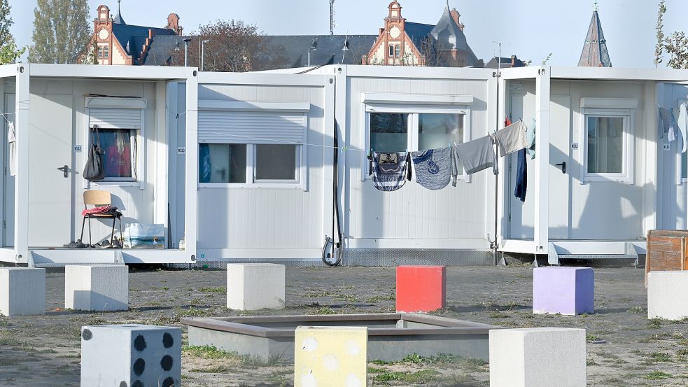 Nicht nur die Stadt Berlin setzt Container als Flüchtlingsunterkünfte ein (Foto). Auch die Landkreise Aurich und Wittmund haben solche Lösungen gewählt. In Emden wird derzeit die Investition in Wohncontainer geprüft. Foto: Lachnit/dpa