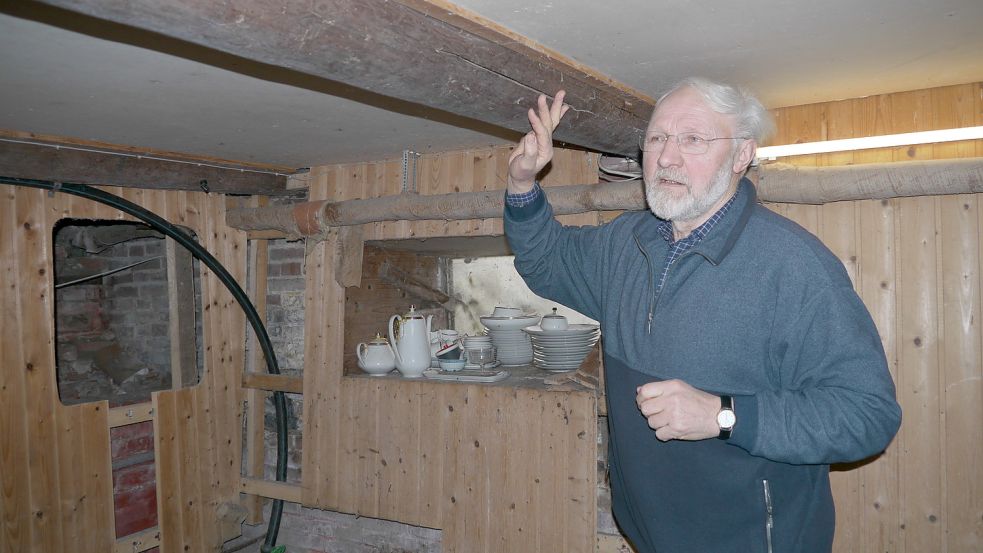 Arnold Venema zeigte schon 2012 die Schäden in seinem Keller stehen. Dort sind die Wände teilweise um 17 Zentimeter eingesunken. Archivfoto: Gettkowski