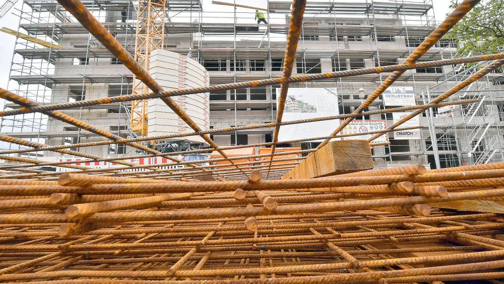 Am Rande des Eisenacher Stadtzentrums werden barrierefreie Wohnungen gebaut. Ein Bündnis aus Mieterbund, Baugewerkschaft sowie Sozial- und Branchenverbänden fordert angesichts der Wohnungskrise ein Sondervermögen in Höhe von 50 Milliarden Euro. Foto: Schutt/DPA-Zentralbild/DPA