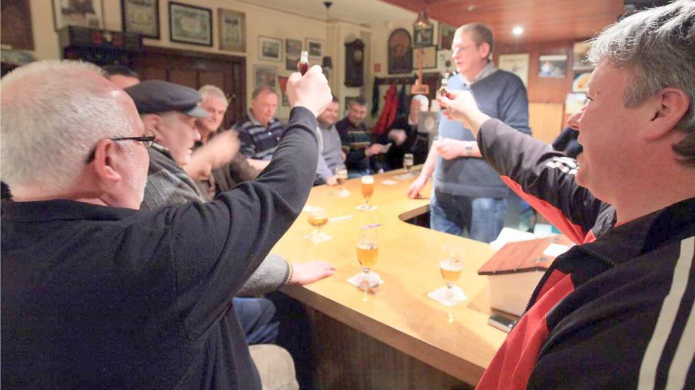 Der Tresen bei Johann Germann Rieken vor 12 Jahren. Noch bis Ende März kann man hier sitzen, dann ist Schluss für immer. Foto: Archiv