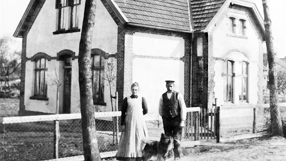 Wübke und Ibo Lott vor ihrem Haus in Rorichum. Das Bild entstand um das Jahr 1920 herum. Foto: privat