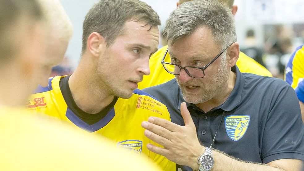 Klare Anweisungen an seine Spieler: Ex-OHV-Coach Arek Blacha möchte mit den Mecklenburger Stieren noch einige Plätze gutmachen. Archivfotos: Doden/Emden