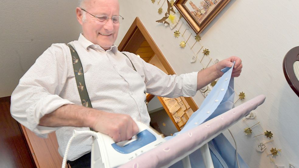 Hergen Sanders bügelt seine Hemden selbst. Fotos: Ortgies