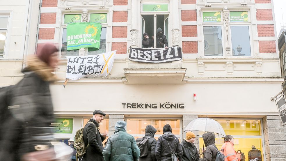 Die Grüne-Parteizentrale in Flensburg wurde seit dem Mittag besetzt. Foto: Sebastian Iwersen