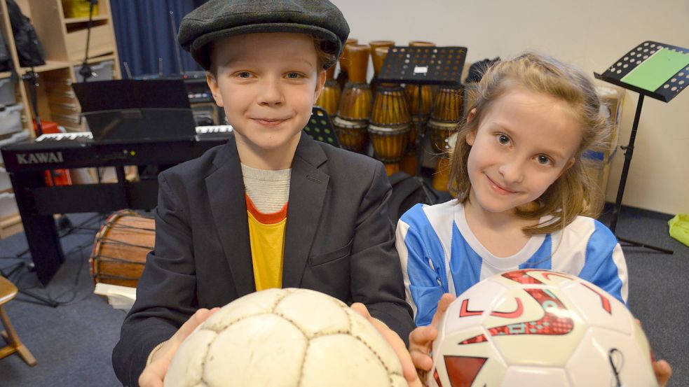 Hanna Goldenstein (rechts) spielt die Hauptrolle Kurz. Ole Saathoff ist in dem Musical der Fußballtrainer. Foto: Hoppe