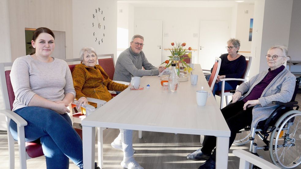 An dem großen Esstisch haben die Bewohnerinnen und Besucher Platz. An unserem Gespräch nahmen Pflegedienstleiterin Ingrid Rühaak (von links), Bewohnerin Elisabeth Busse, Geschäftsführer Christoph Leßnig sowie die Bewohnerinnen Sabine Sendemer-Janßen und Fenna Schilling teil. Foto: Lüppen