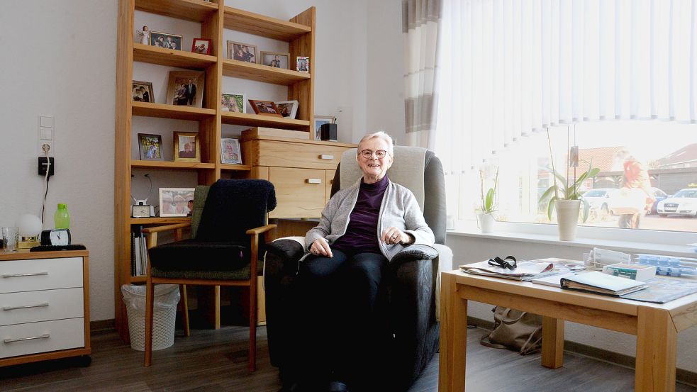 Fenna Schilling hat ihr Zimmer mit eigenen Möbeln eingerichtet. Sie liebt die Fotos ihrer Familie. Foto: Lüppen
