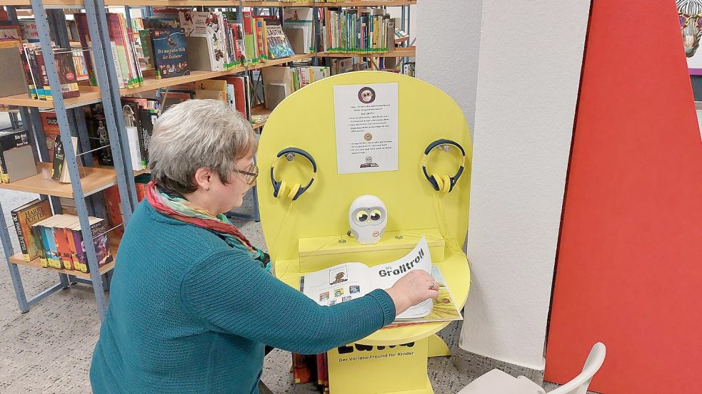 Stadtbücherei-Leiterin Vivien Bender zeigt die Vorlese-Eule „Luca“. Fotos: Hanssen