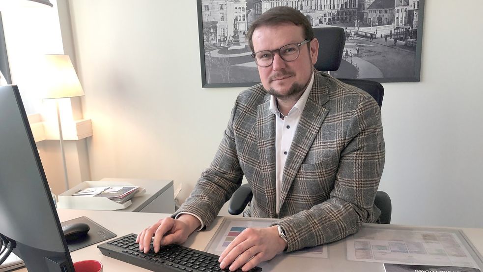 Oberbürgermeister Tim Kruithoff am Schreibtisch seines Dienstzimmers im städtischen Verwaltungsgebäude II am Frickensteinplatz. Er sieht gute Perspektiven für die wirtschaftliche Entwicklung der Stadt. Foto: H. Müller