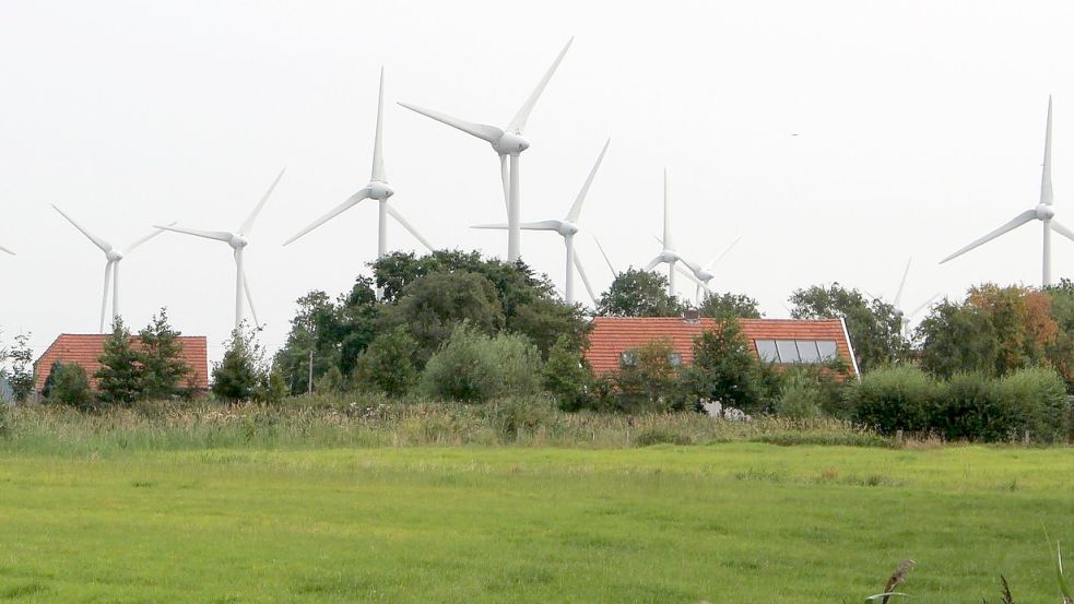 Ein Windpark in Ostfriesland, in der Nähe von Wohnhäusern. Foto/Archiv: Oltmanns