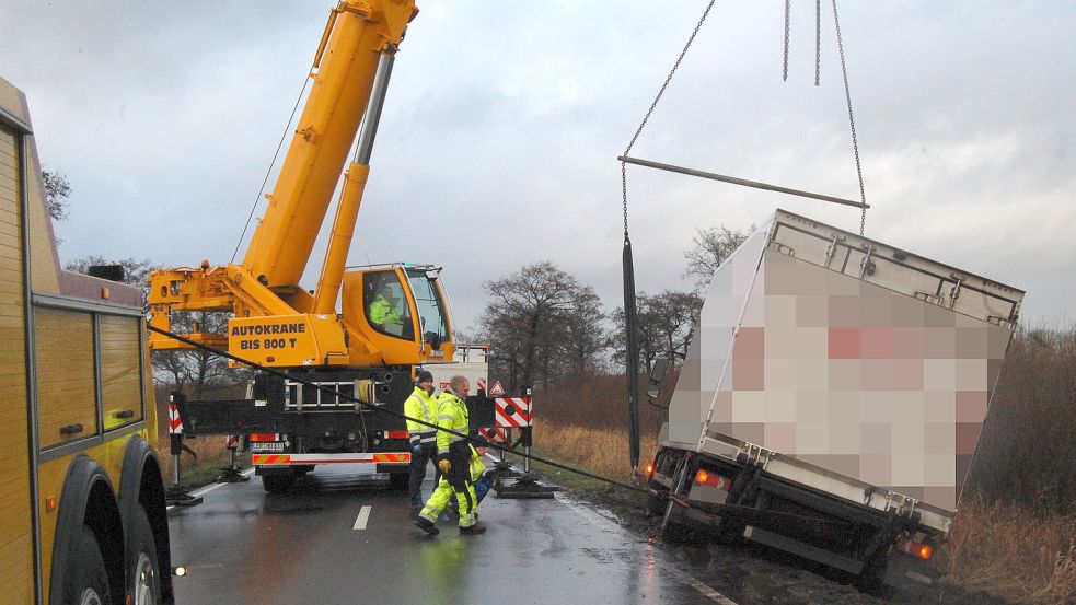 Der Lastwagen wurde mit einem Kran geborgen. Foto: Luppen