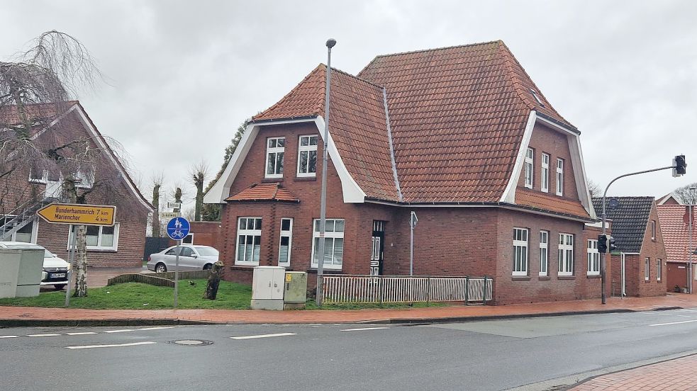 Noch behandelt der Hausarzt Dr. Uwe Ebens in dem Haus an der Hofstraße in Jemgum seine Patienten. Anfang April wird hier von Dr. Maike Beese ihre Kinderarztpraxis eröffnen. Foto: Gettkowski