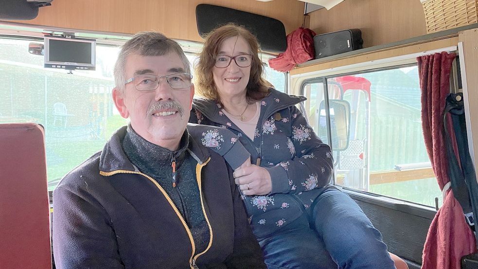 Herbert und Ulrike Eden in ihrem großen umgebauten Wohnmobil. Nur 10.000 Euro flossen in das ganze Projekt. Nun reisen sie mit ihm durch Deutschland und hin und wieder auch in die Niederlande. Foto: Löschen